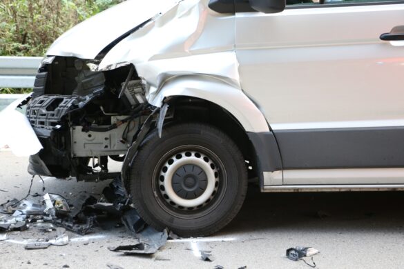 Motorradfahrer in Lebensgefahr nach Kollision mit Transporter in Belm Beschädigter Transporter