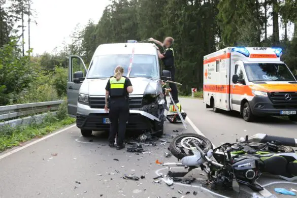 Motorradfahrer in Lebensgefahr nach Kollision mit Transporter in Belm Polizisten vermessen Unfallspuren
