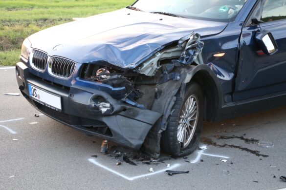 Beschädigte Front des BMW nach Zusammenstoß mit Motorrad