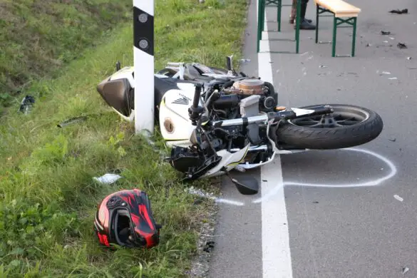 Umgekipptes Motorrad, das auf den BMW auffuhr