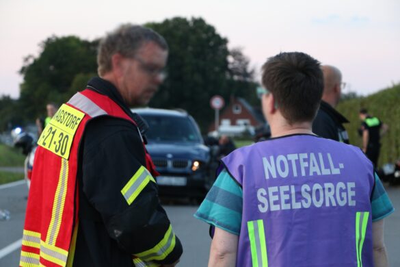 Notfallseelsorgerin wird von Feuerwehr eingewiesen