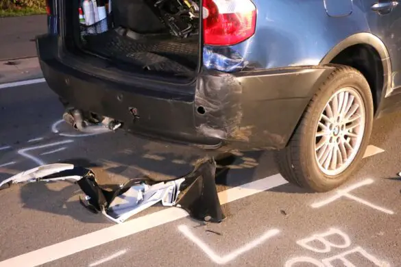 Beschädigte Heckpartie des BMW nach Aufprall von Motorrad