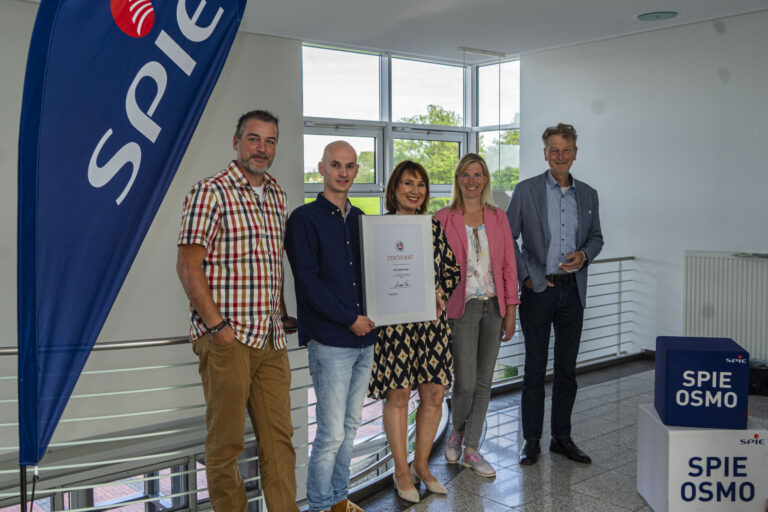 Auszeichnung für „SPIE OSMO“ für ausgezeichnete Ausbildungsarbeit: (v.l.) Marco Hellermann (ehemaliger Hauptausbilder bei „SPIE OSMO), Lukas Schwaab (neuer Hauptausbilder), Christiane Fern (Vorsitzende der Geschäftsführung der Agentur für Arbeit), Marion Luttmann (Personalleiterin bei „SPIE OSMO“) und Carsten Nordsiek (Geschäftsführer bei „SPIE OSMO“). / Foto: Agentur für Arbeit