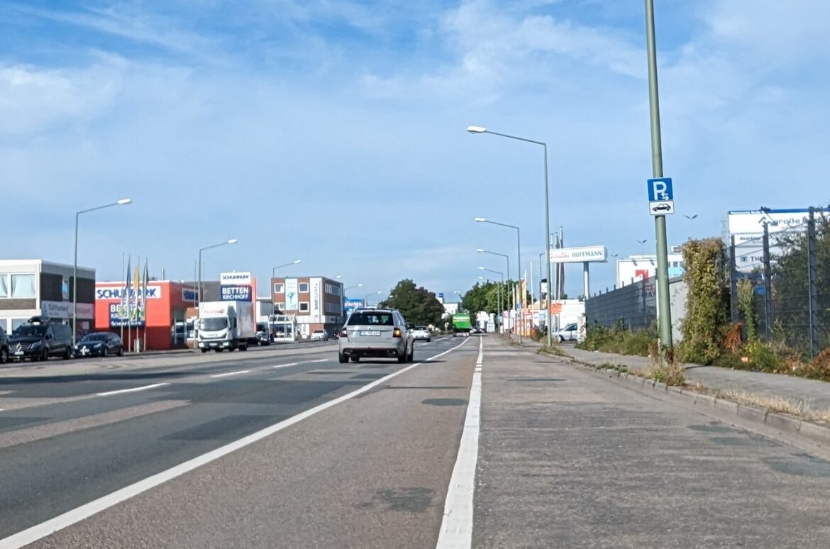 Immer weniger Autos parken auf dem Seitenstreifen der Hannoverschen Straße - er könnte zu einem breiteren Radweg werden. / Foto: Radentscheid Osnabrück