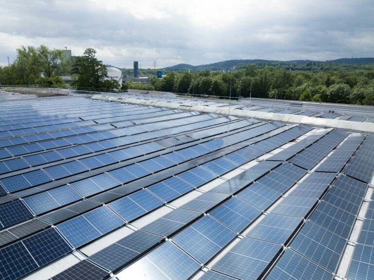 Die neue PV-Anlage auf dem Hallendach der Georgsmarienhütte GmbH. / Foto: Marcus Wolf