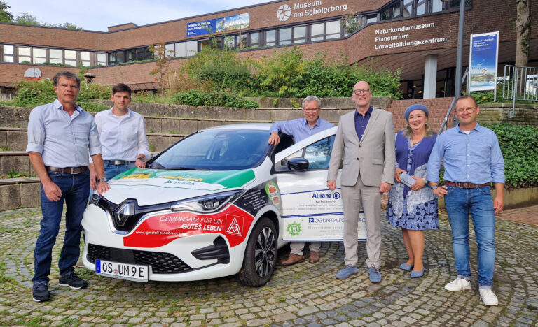 Sponsorinnen und Sponsoren, Erster Stadtrat Wolfgang Beckermann und Museumleiter Norbert Niedernostheide begutachten das neue Elektroauto. / Foto: Lisa Heyn.