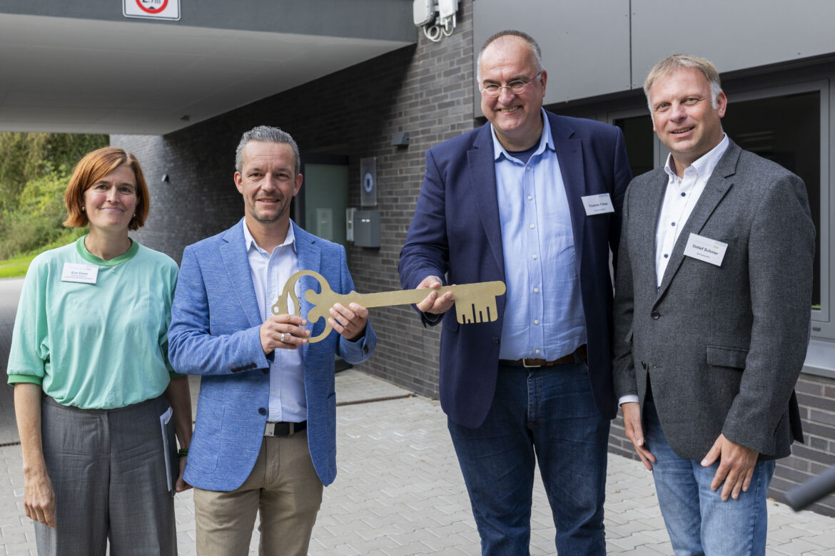 Bei der Schlüsselübergabe v.l. Eva Güse, Leiterin Friedhöfe und Bestattungen, Andrew McCulloch, Leiter des Osnabrücker Krematorium, Finanzvorstand Thomas Fillep und OSB-Betriebsleiter Detlef Schnier vor der Erweiterungsbau. / Foto: Swaantje Hehmann