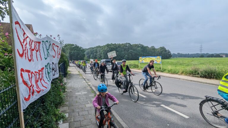 Der Fahrradkorso der Initiative "Wir für Hellern" gegen den Bau des Globus-Baumarkts. / Foto: Initiative Wir für Hellern