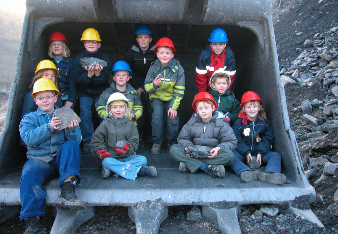 Kinder in der Schaufel im Piesberger Steinbruch. / Foto: MIK