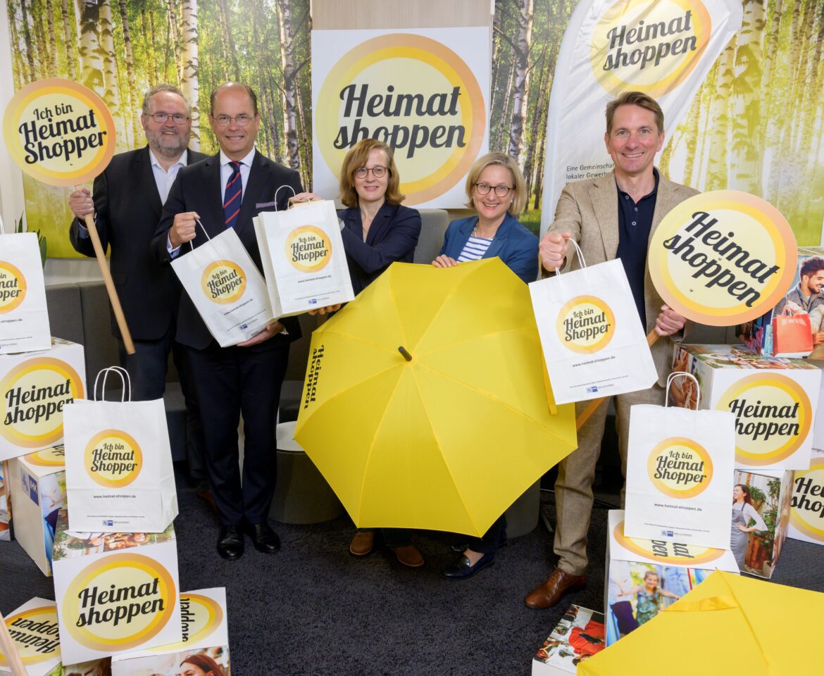 Freuen sich auf die diesjährige Heimat shoppen-Kampagne: IHK-Präsident Uwe Goebel, (2. v .l), Hauptgeschäftsführer Marco Graf (r.), und das Heimat shoppen-Team. / Foto: IHK