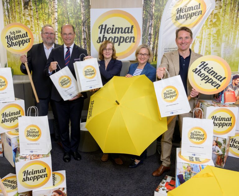 Freuen sich auf die diesjährige Heimat shoppen-Kampagne: IHK-Präsident Uwe Goebel, (2. v .l), Hauptgeschäftsführer Marco Graf (r.), und das Heimat shoppen-Team. / Foto: IHK
