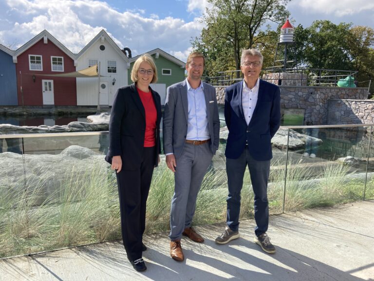 Philipp Bruelheide umringt von Dr. E.h. Fritz Brickwedde und Katharina Pötter. / Foto: Guss