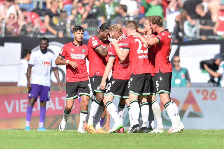 Hannover 96 jubelt - insgesamt sieben Mal. / IMAGO / osnapix