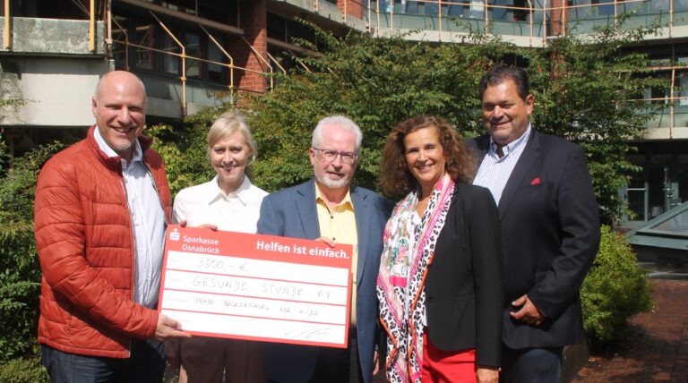 Eine Spende, die Kindern in Landkreis und Stadt Osnabrück entgegenkommt: Tobias Beckmann (links)und Britta Assauer (zweite von links) von der Stiftung BECKS & NAGEL for Kids überreichten Norbert Albers und Silke Tegeder-Perwas (beide Gesunde Stunde) einen Scheck über 3.500 Euro. An dem Termin nahm auch Gesunde Stunde-Unterstützer Peter Michael Perwas (rechts) teil. / Foto: Gesunde Stunde