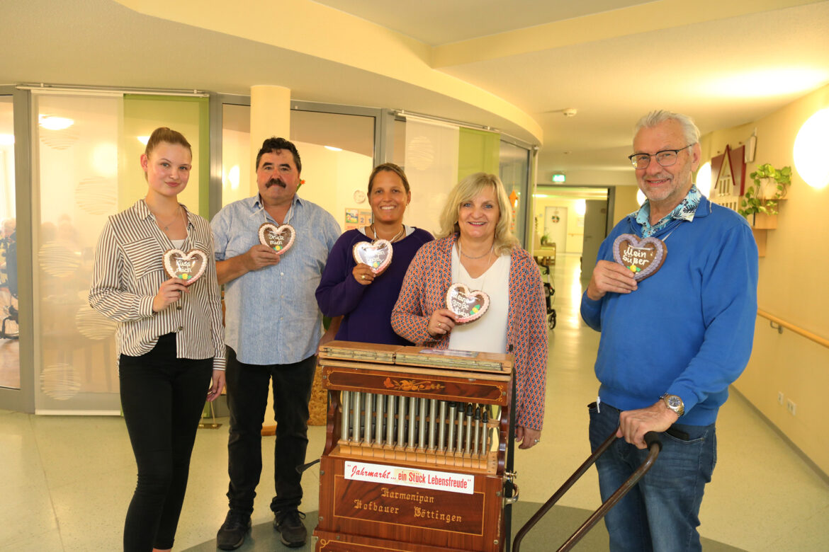 Gut ausgestattet mit Drehorgel und Lebkuchenherzen besuchte die Abordnung aus Stadt- und Schaustellervertretern die Altenheime in Georgsmarienhütte (von links): Sarah Brüggemann (Auszubildende Stadt Georgsmarienhütte), Bernd Waldmann (Schaustellerverband), Verena Schnalle (Leiterin des Fachbereiches II), Bürgermeisterin Dagmar Bahlo und Heinz Hammoor (Schaustellerverband). / Foto: Stadt Georgsmarienhütte