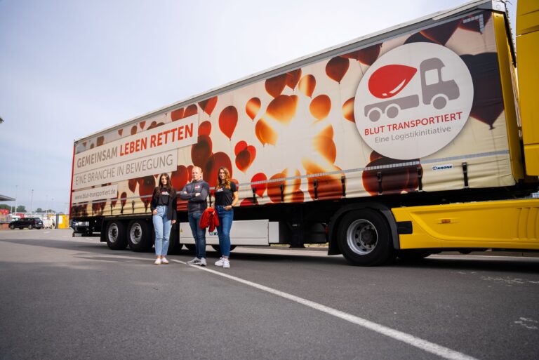 Vorstandsvorsitzender von Blut transportiert e.V. Nicolas Gallenkamp (mittig) und die Projektleitung: Susanne Foitzik (links) und Nina Konerding (rechts). / Foto: Blut transportier e. V.