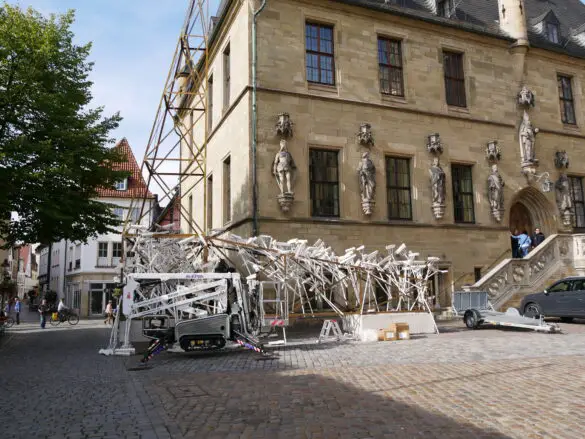 Aufbau der Kunstinstallation "forx" vor dem Osnabrücker Rathaus beginnt