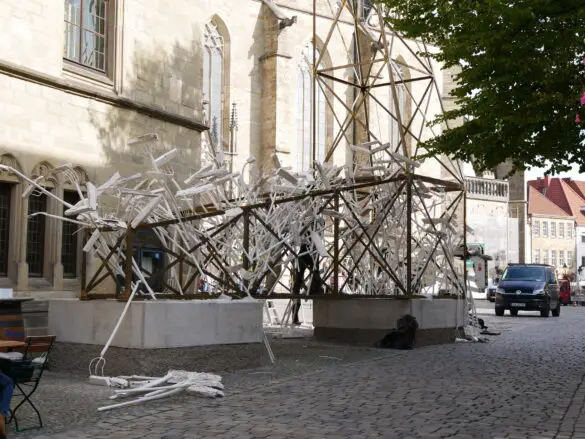 Aufbau der Kunstinstallation "forx" vor dem Osnabrücker Rathaus beginnt