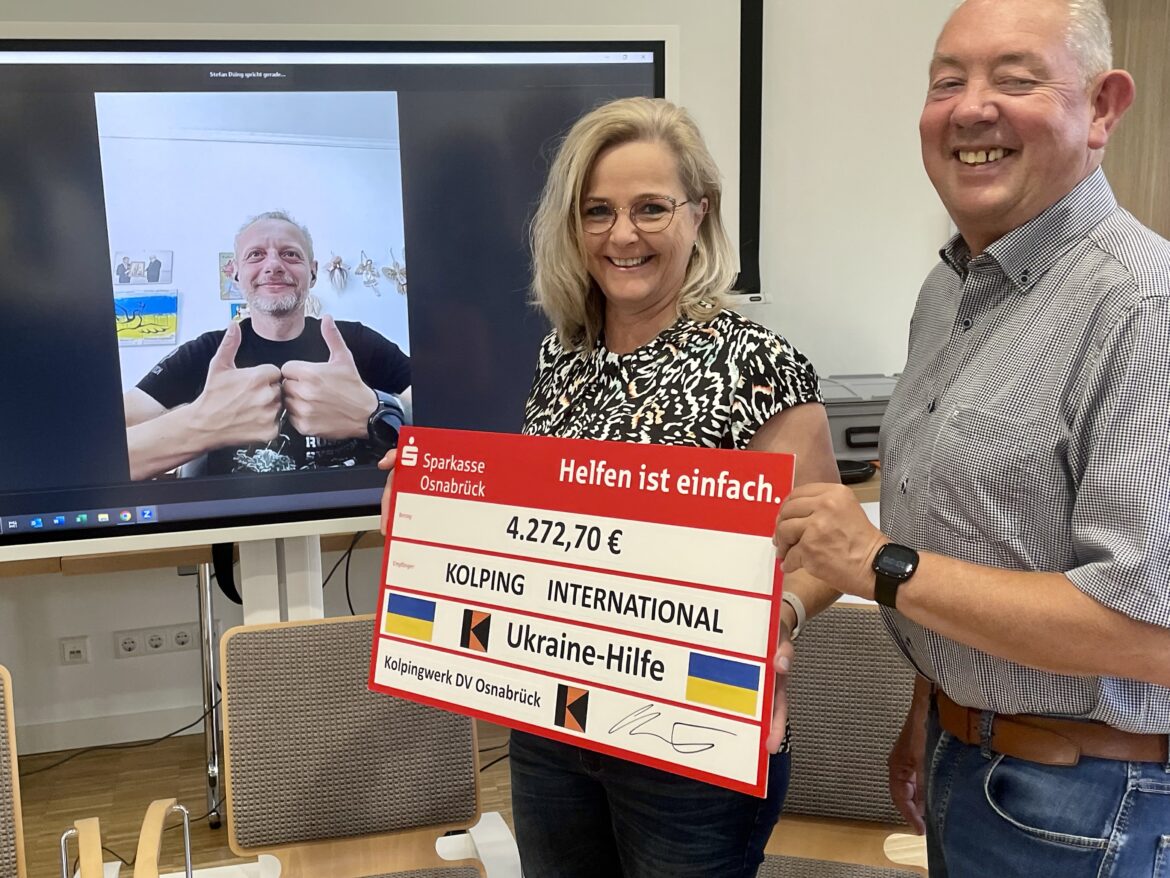 Vasyl Savak freut sich über die Spende, die von Marion Nagel und Dieter Bünker übergeben worden ist. / Foto: Kolpingwerk Diözesanverband Osnabrück.