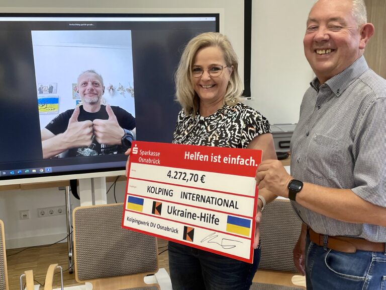 Vasyl Savak freut sich über die Spende, die von Marion Nagel und Dieter Bünker übergeben worden ist. / Foto: Kolpingwerk Diözesanverband Osnabrück.