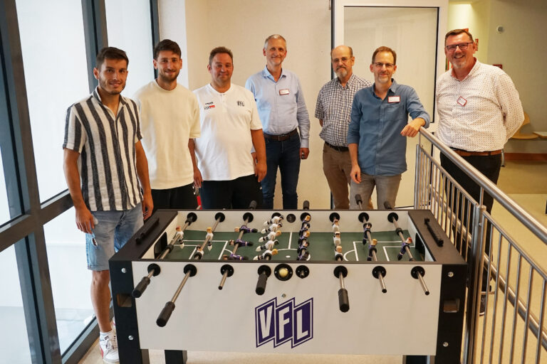 Einwurf für das neue VFL-Tischkickerspiel im Kinderhospital. / Foto: Daniel Meier
