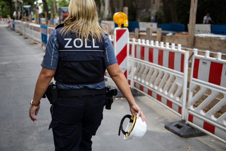 Zollbeamtin an einer Baustelle. / Foto: IG BAU