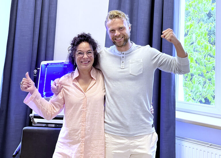 Gemeinsam mit Alpha Cooling gegen Schmerzen: Dr. med. Judith Hampel und Sven Höveler. / Foto: Fit me Up