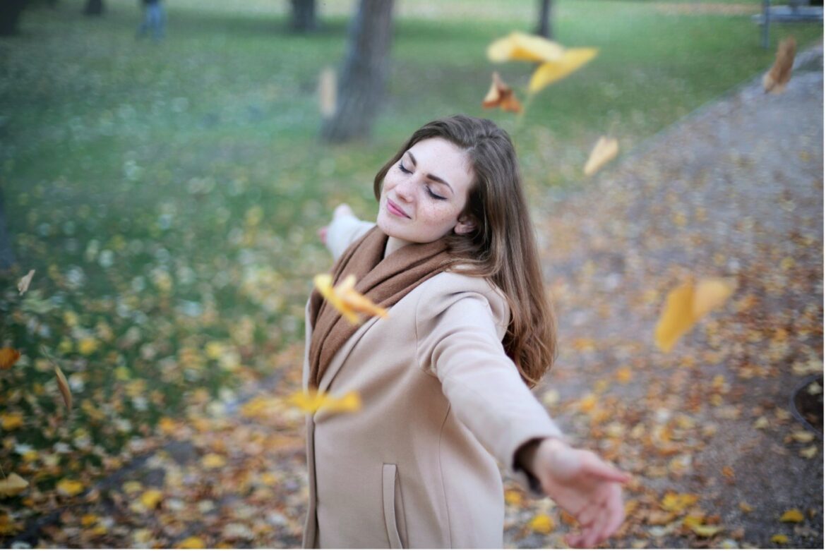 Frau im Herbst
