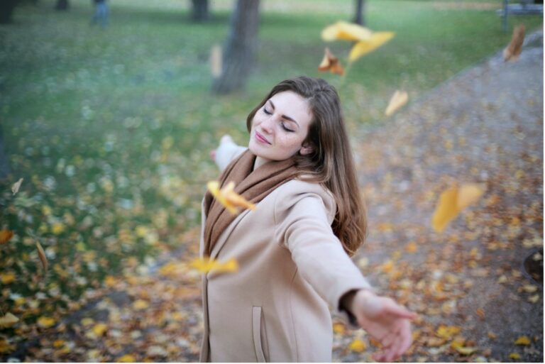 Frau im Herbst