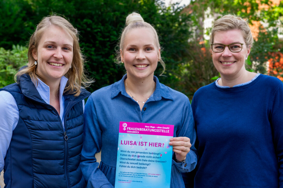 Franziska Matt, Julia Marx und Martina Unland mit einem Hinweis-Plakat auf das „Luisa ist hier!“-Konzept, das beim Hollager Oktoberfest zum Einsatz kommt. / Foto: Kolpingsfamilie Hollage