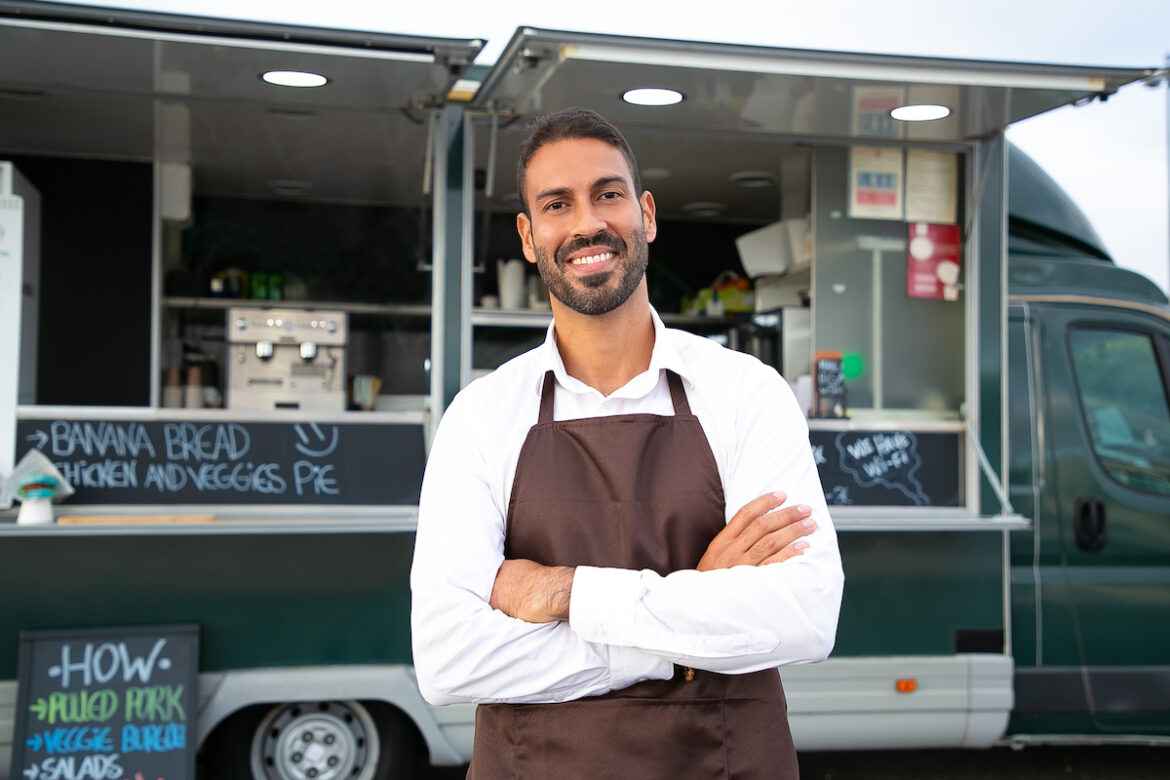 Junger Mann am Foodtruck