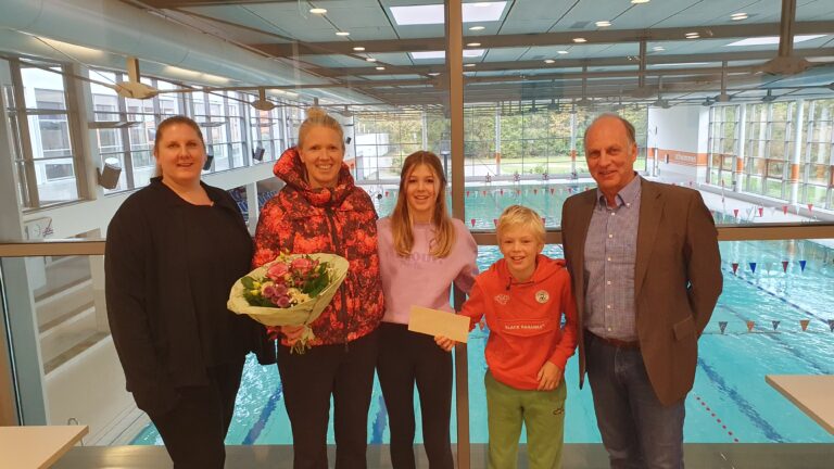 Nettebad-Leiterin Sonja Niemann (links) und Bäderchef Wolfgang Hermle (rechts) begrüßten jetzt mit Familie Koopman aus Oldenzaal die millionsten Besucher in den Stadtwerke-Bädern in diesem Jahr. / Foto: Philipp/Stadtwerke Osnabrück