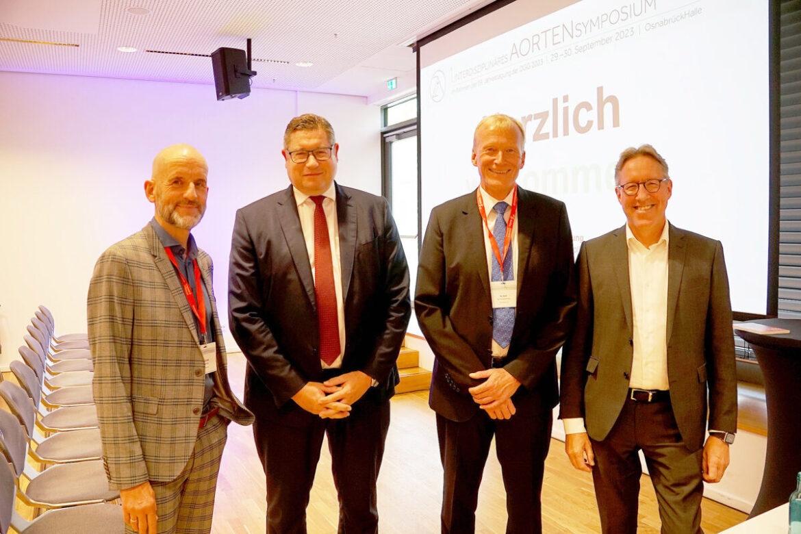 Freuen sich über das neue gemeinsame Aortenzentrum: Dr. Bernd Runde, Prof. Dr. Jörg Heckenkamp, Prof. Dr. Nicolas Doll und Prof. Dr. Michael Böckelmann (von links). / Foto: Daniel Meier