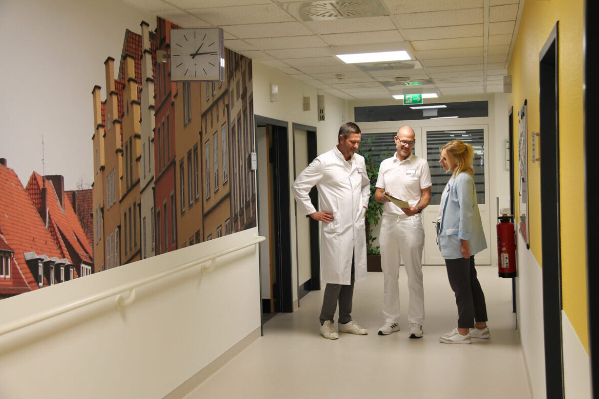Das Marienhospital Osnabrück am Standort Natruper Holz hat eine neue Schmerzstation. Sie steht unter Leitung von Chefarzt Dr. Stefan Lauer-Riffard (Mitte), der sich mit Priv.-Doz. Dr. Henning Stubbe (Chefarzt und Ärztlicher Direktor am Marienhospital Standort Natruper Holz, stellvertretender Leiter Schmerztherapie) sowie Anna-Maria Bachmann (M. Sc. Psychologie) über die gelungene Umsetzung freut. / Foto: NSK