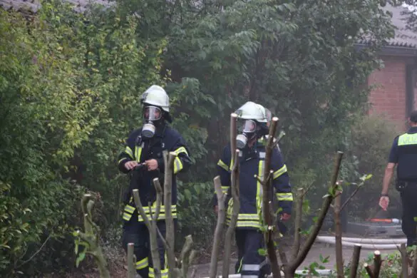 Einsatzkräfte mit Atemschutzfiltern