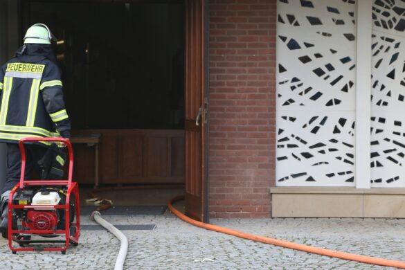 Hochleistungslüfter vor Kirchentür