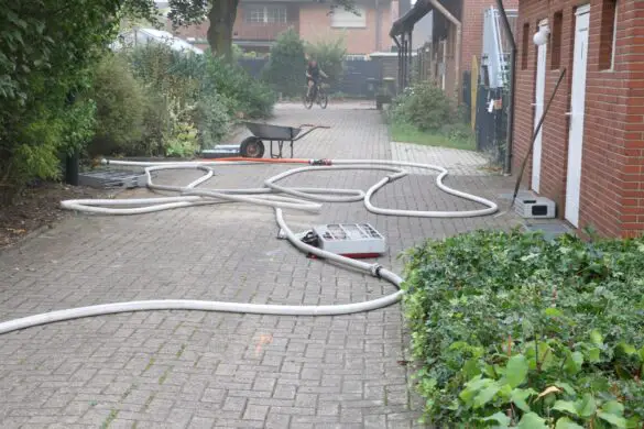 Schläuche der Feuerwehr am Seiteneingang