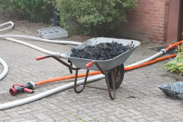 Verbranntes Stroh in Schubkarre