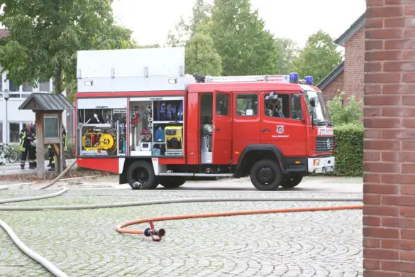 Strahlrohr und Feuerwehrfahrzeug vor der Kirche