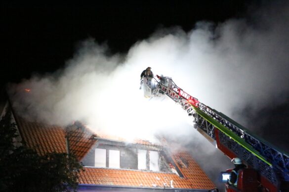 Drehleiter im Einsatz, Rauch aus Dachstuhl