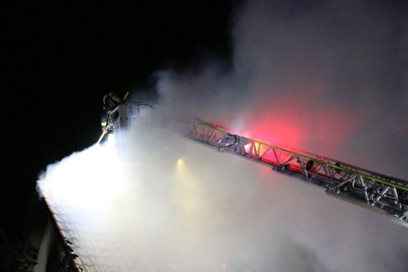 Drehleiterkorb verschwindet im Rauch