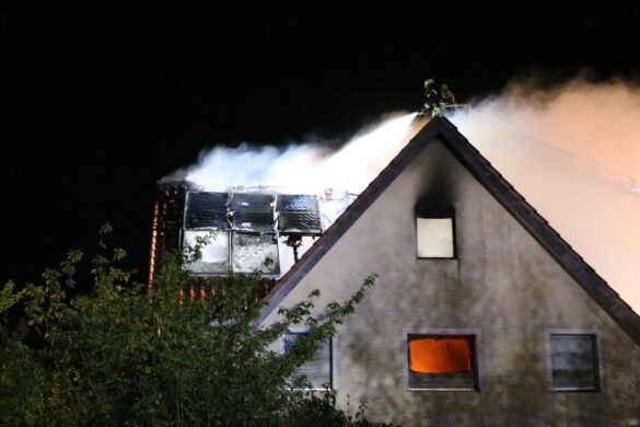 Beschädigter Dachstuhl von rückwärtigem Gebäudeteil