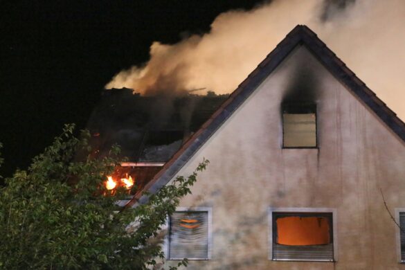 Rauch und Flammen aus rückwärtigem Gebäudeteil