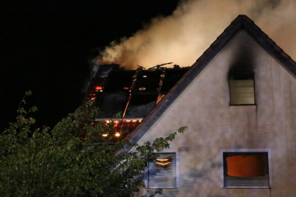 Flammen unter Solaranlage