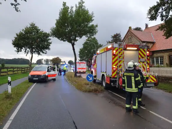PKW fährt gegen Baum in Belm-Icker, Fahrerin schwer verletzt