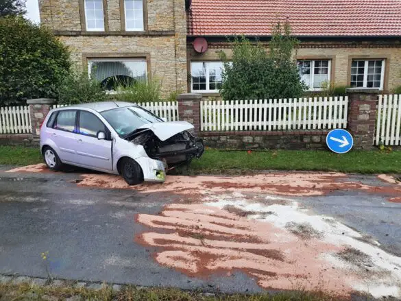 PKW fährt gegen Baum in Belm-Icker, Fahrerin schwer verletzt