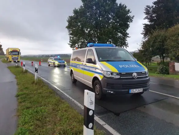 PKW fährt gegen Baum in Belm-Icker, Fahrerin schwer verletzt