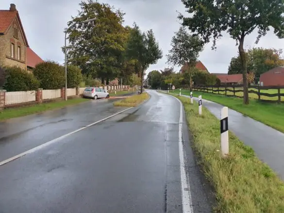 PKW fährt gegen Baum in Belm-Icker, Fahrerin schwer verletzt