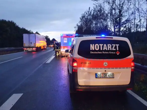 Zahlreiche Rettungskräfte ausgerückt: Auffahrunfall mit PKW und LKW auf A30 endet aber glimpflich