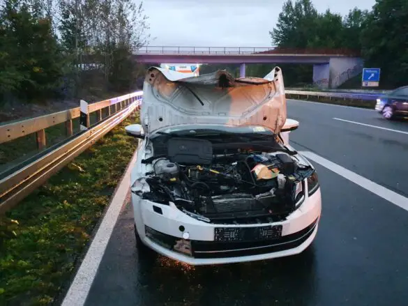 Zahlreiche Rettungskräfte ausgerückt: Auffahrunfall mit PKW und LKW auf A30 endet aber glimpflich